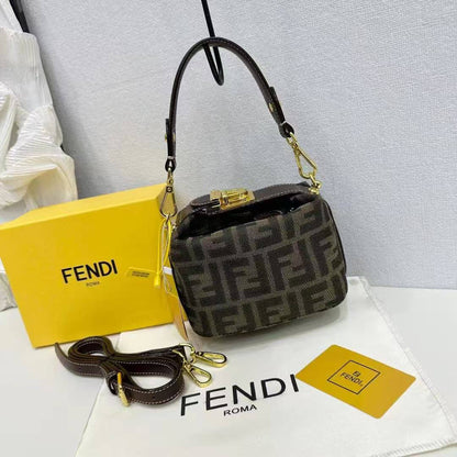 Fendi

85 dhs🪙💕

with box
🎁🎁🎁

Zain143
♥️♥️♥️