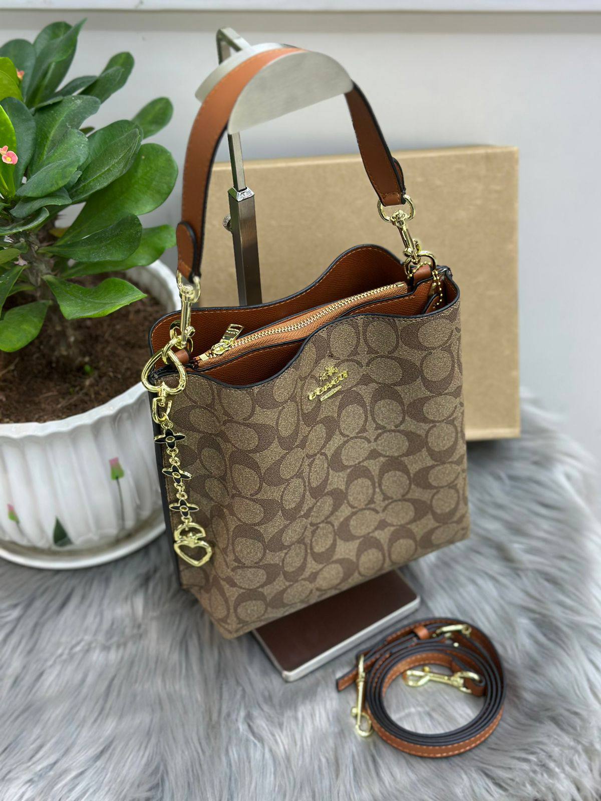 COACH
SIZE  ……… 20CM🥰

95 dhs🪙🌨️

with BOX🌷
🎁🎁🎁

Zain244
♥️♥️♥️