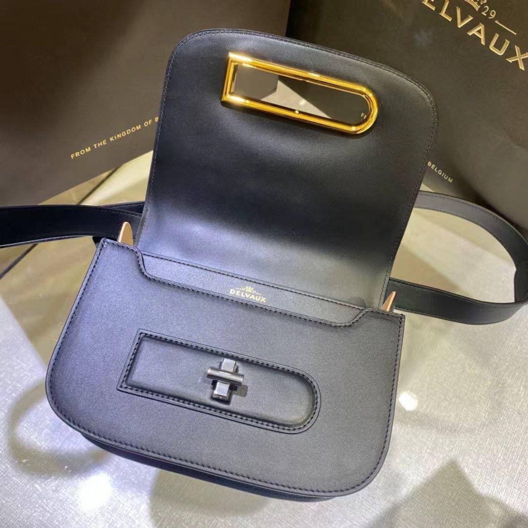 Delvaux 
Small Lingot shoulder bag in Olen calf leather❤️🥀

For Price 👇 WhatsApp✅
0568585901 
0507557372
0552275751 Owner Zain 👌

Zain71
♥️♥️♥️