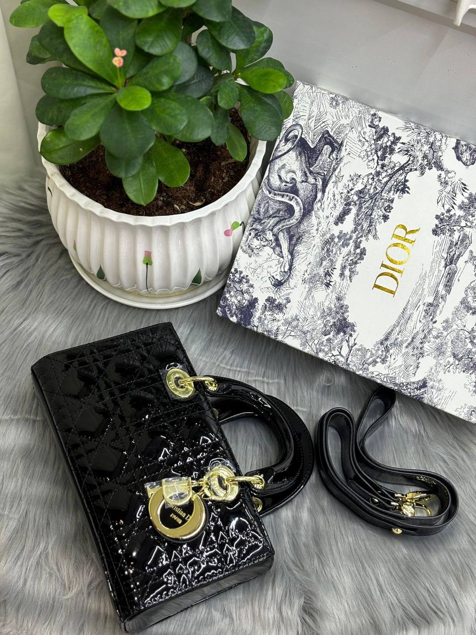 DIOR
SIZE  ……… 26 CM 🥰

115 dhs🇦🇪
with BOX🌷
🎁🎁🎁

Zain51
♥️♥️♥️
