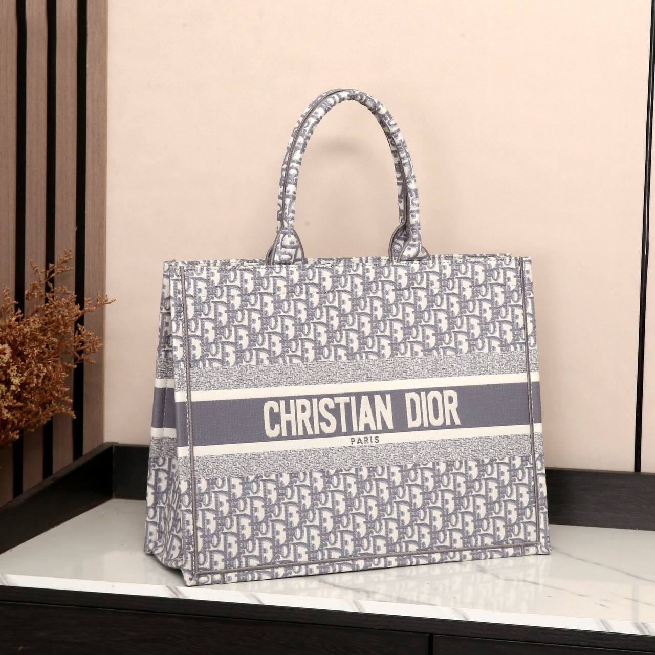 DIOR 
120 dhs✅
Best quality 

with box
🎁🎁🎁

size 41CM

Zain290
♥️♥️♥️