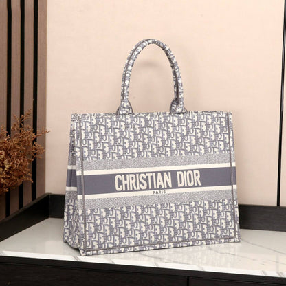 DIOR 
120 dhs✅
Best quality 

with box
🎁🎁🎁

size 41CM

Zain290
♥️♥️♥️