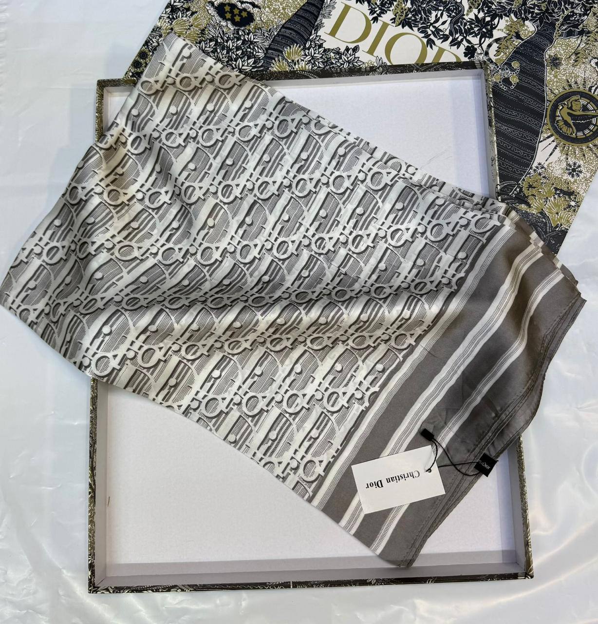 Dior
Silk scarf 
40 dhs✅
55 dhs✅ 

with box
🎁🎁🎁

Zain93
♥️♥️♥️