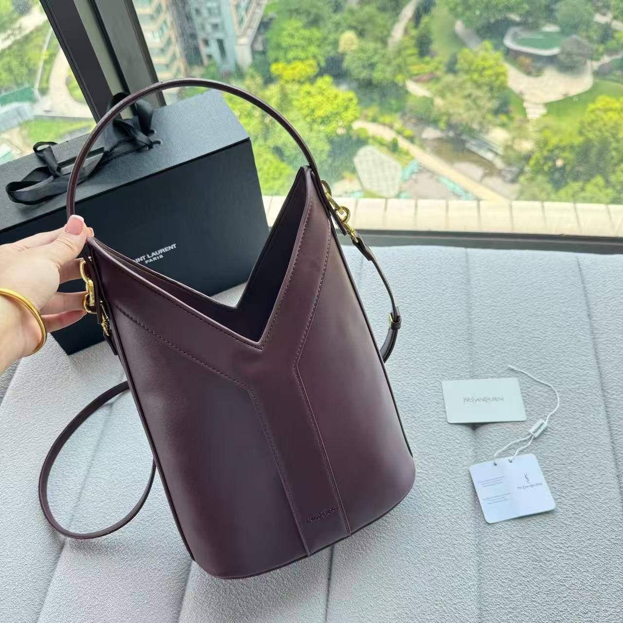 Ysl 
23cmx32cmx13cm 
95 dhs✅

Zain72
♥️♥️♥️