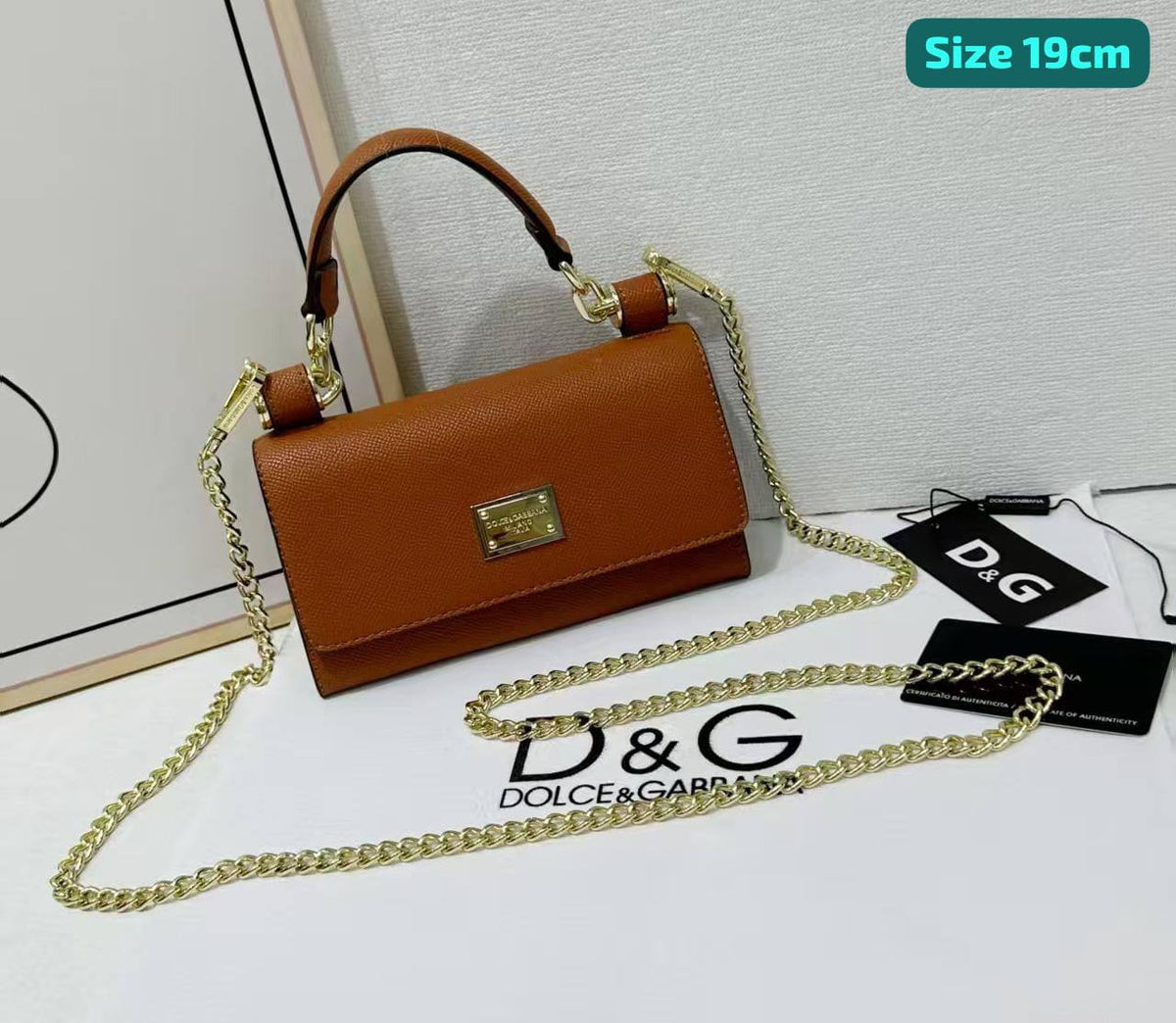 D&G

Good quality 
with box 
100 dhs🇦🇪🇦🇪🇦🇪

Zain186
♥️♥️♥️