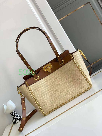 Valentino
Master 💓💓💓
29cm 
280 dhs✅

Zain10
♥️♥️♥️