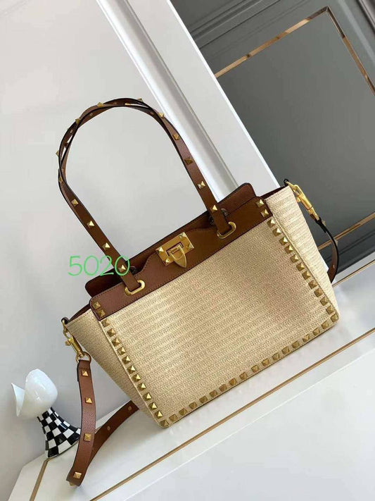 Valentino
Master 💓💓💓
29cm 
280 dhs✅

Zain10
♥️♥️♥️