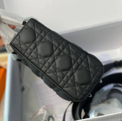 DIOR 

NEW CAME 

GOOD QUALITY 
115 dhs🇦🇪🇦🇪

SIZE: 24cm

Zain295
Zain17
♥️♥️♥️