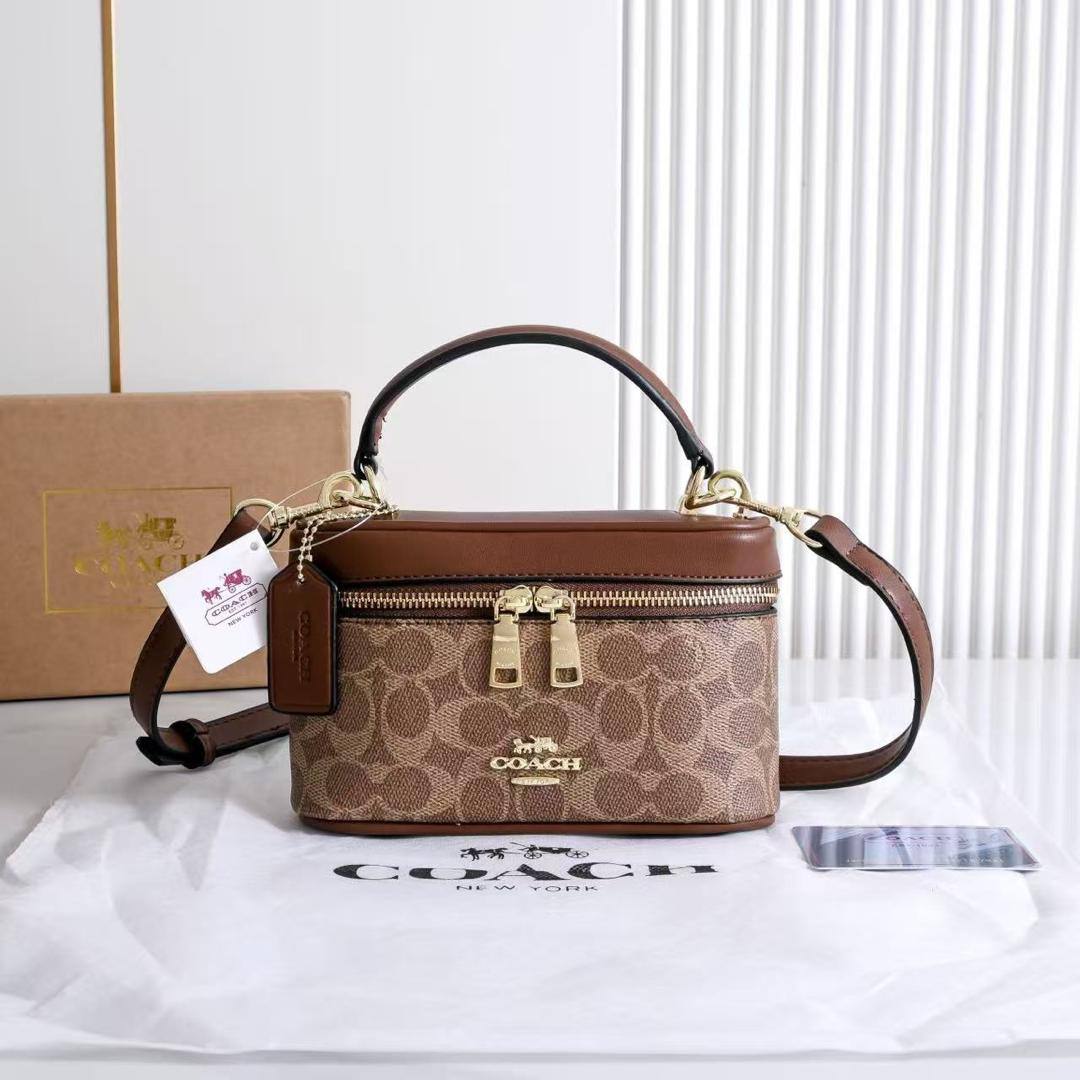 Coach
100 dhs🇦🇪🇦🇪
with box
size 18cm

Zain26
♥️♥️♥️