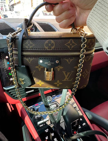 LV

95 dhs🇦🇪🇦🇪

size 18cm
Good-quality 

with box
2chain

Zain35
♥️♥️♥️