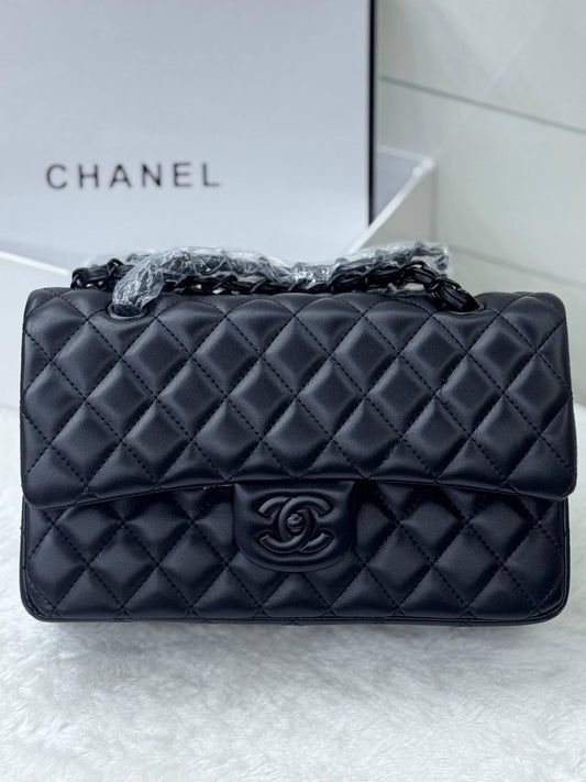 CHANEL CLASSIC 
GOOD QUALITY 💯

110 dhs❤️💚❤️💚

WITH BOX 📦💫
🎁🎁🎁

Zain28
♥️♥️♥️