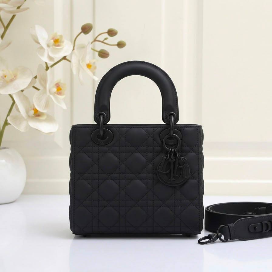 Dior
High quality 
Size：20cm
With box 
120 dhs🇦🇪🇦🇪

Zain50
♥️♥️♥️