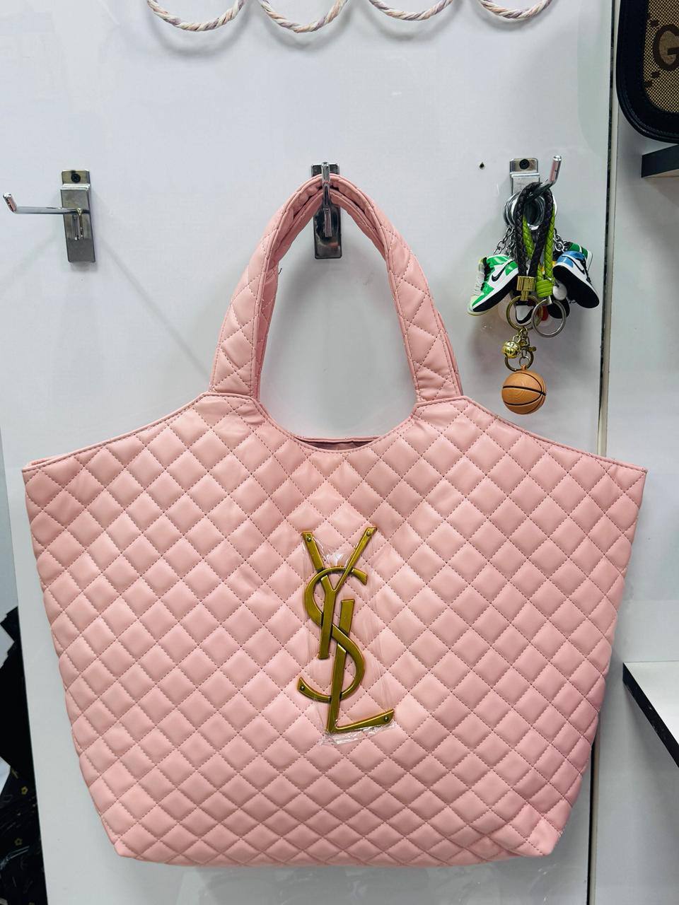 YSL
Best quality 
110 dhs🪙🖤
size 55cm

Zain158
♥️♥️♥️