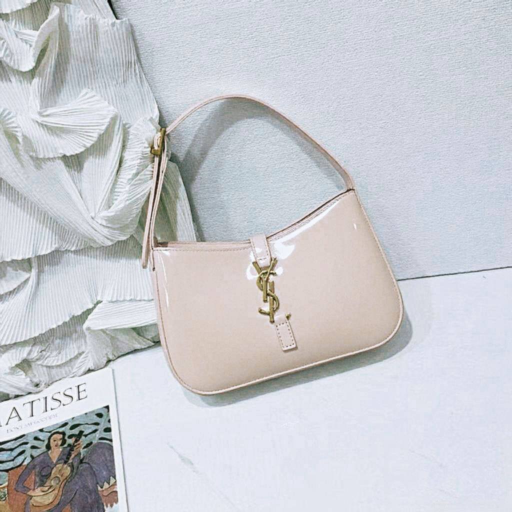 YSL 

NEW CAME GOOD QUALITY 

WITH BOX 🎁🎁🎁

90 dhs👑

Zain39