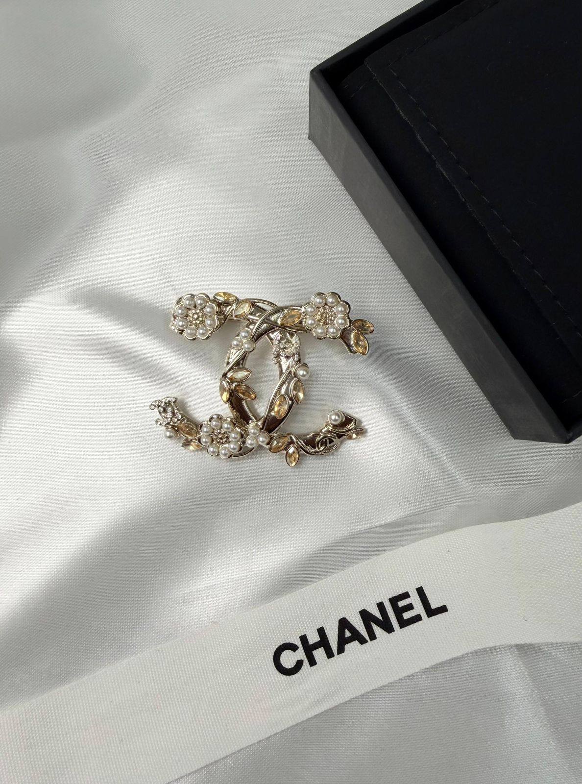 *CHANEL*  🤍

🆕🎉🥳🎊🆕
* BROOCH, Clip , Pin
* Gold-Finish Metal (Gold Plated)

* ⁠↗️ *Super Master Quality ®️* 🫆

*75 dhs💚* with *Normal* Box & Bag
*95 dhs💚* with *Orignal* Packaging 🎁

Zain209
♥️♥️♥️