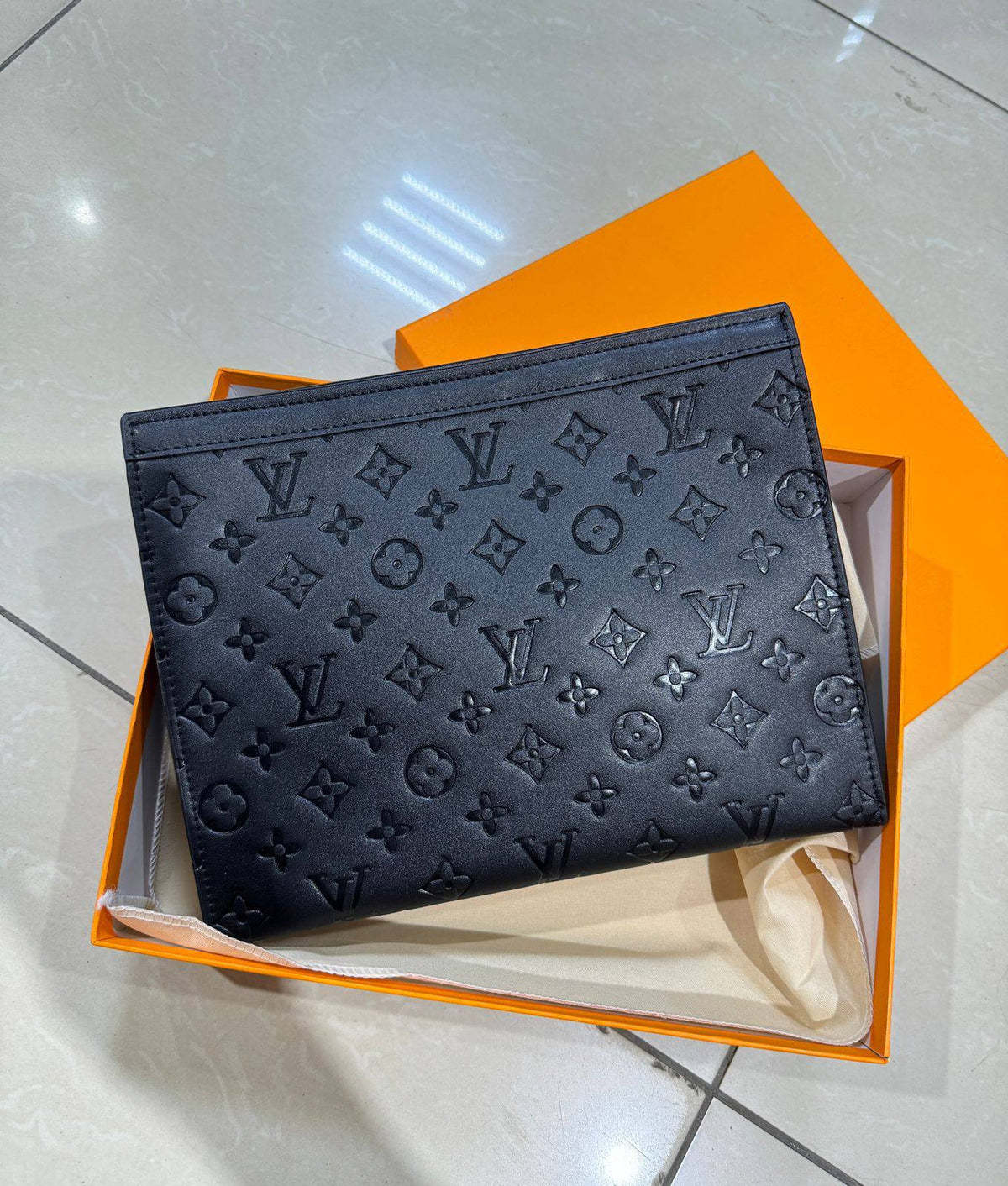 Lv  
Gucci

clutch bag

With box 
80 dhs🇦🇪🇦🇪

Zain50
♥️♥️♥️