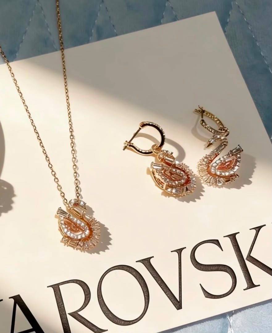 Swarovski set
Necklace 
Earrings 

*Master quality* 💐

115 dhs🇦🇪 normal box 📦

Zain48
♥️♥️♥️