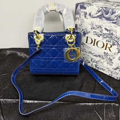 Dior
105 dhs🪙🖤 

with box 
🎁🎁🎁

Zain235
♥️♥️♥️