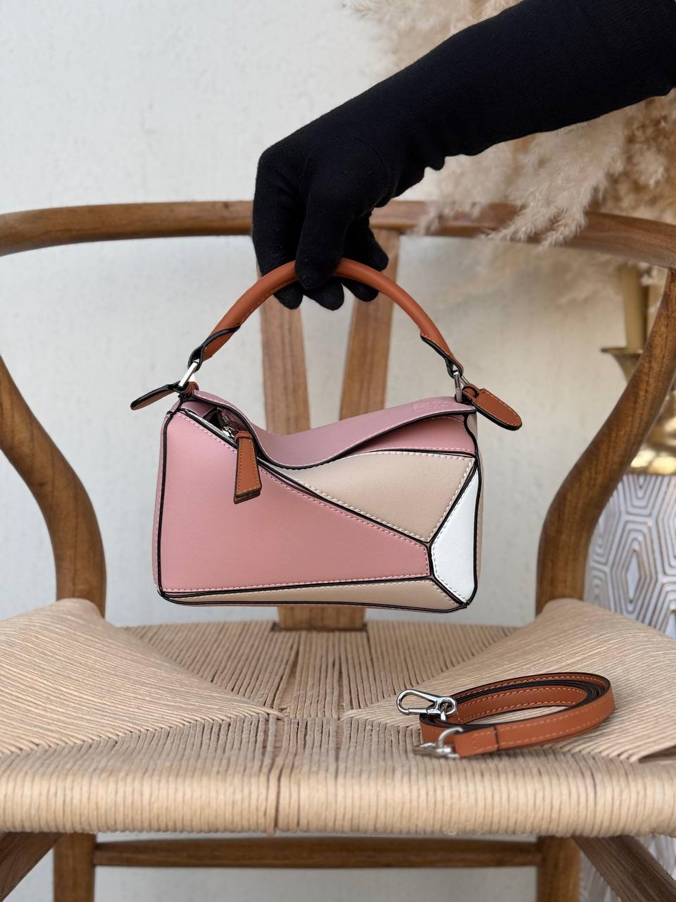 LOEWE

18cm

340 dhs🪙🌨️
Top quality 

With box🎁

Zain167
♥️♥️♥️