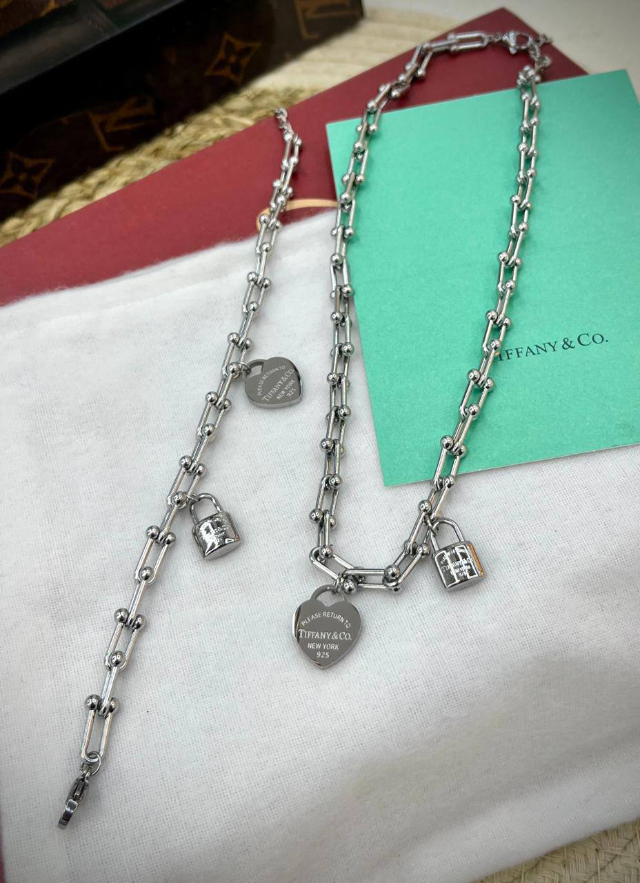 Stainless steel 🔥*
Non tarnish 💯
Necklace ❤️‍🔥
Bracelet 🌸
With normal boxes 🗃️ 
And paper bag🛍️
45 dhs🪙🌨️

Zain216
♥️♥️♥️