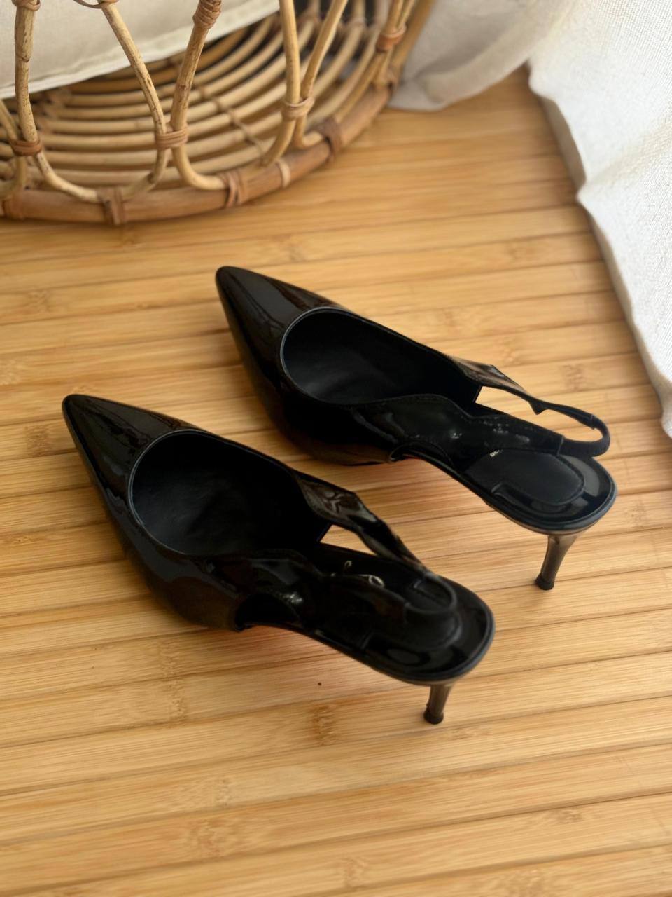 Christian Louboutin
AA Quality
𝘀𝗶𝘇𝗲: 𝟯𝟲 𝘁𝗼𝗼 𝟰2
450 dhs🇦🇪🇦🇪

Zain303
♥️♥️♥️