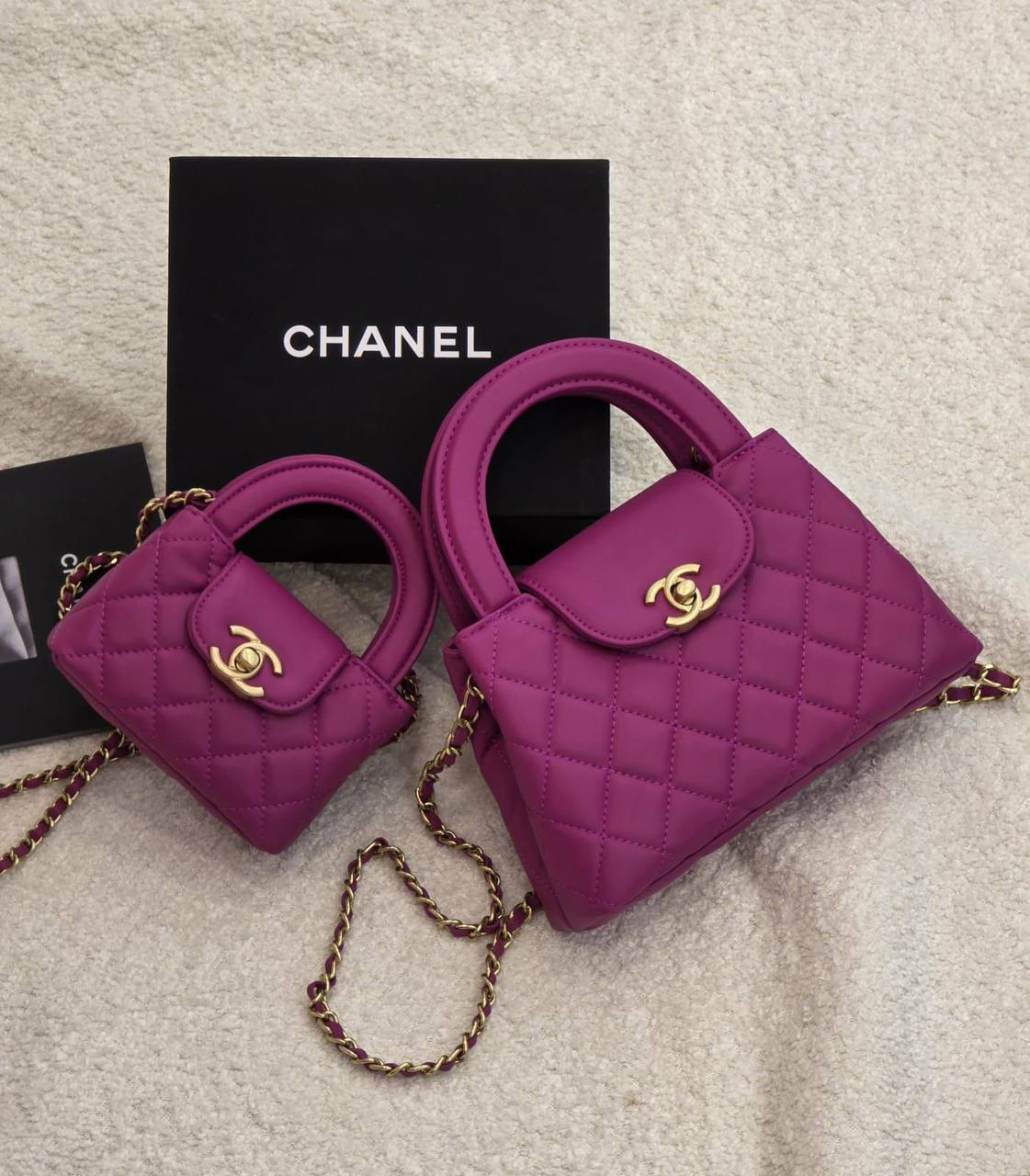 Chanel

 20Cm 
230 dhs🌺

 12Cm
170 dhs🌺

     WITH BOX
🎁🎁🎁

Zain131
♥️♥️♥️