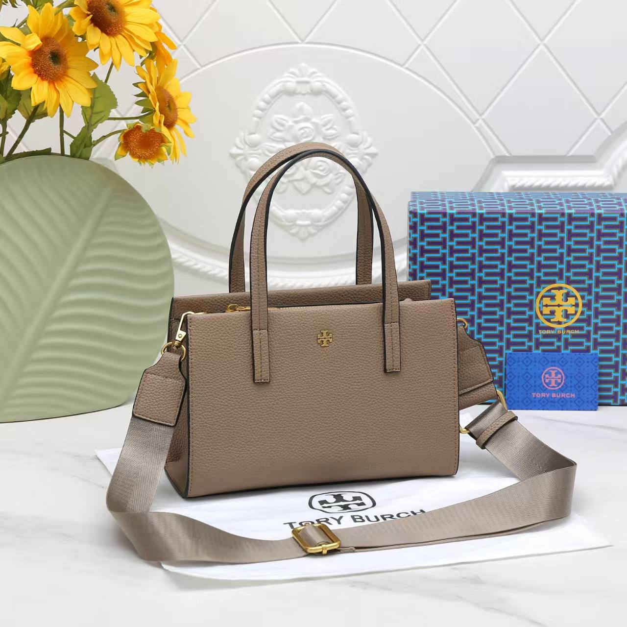TORY BURCH
Best quality WITH BOX
110 dhs✅
size 24CM

Zain290
♥️♥️♥️