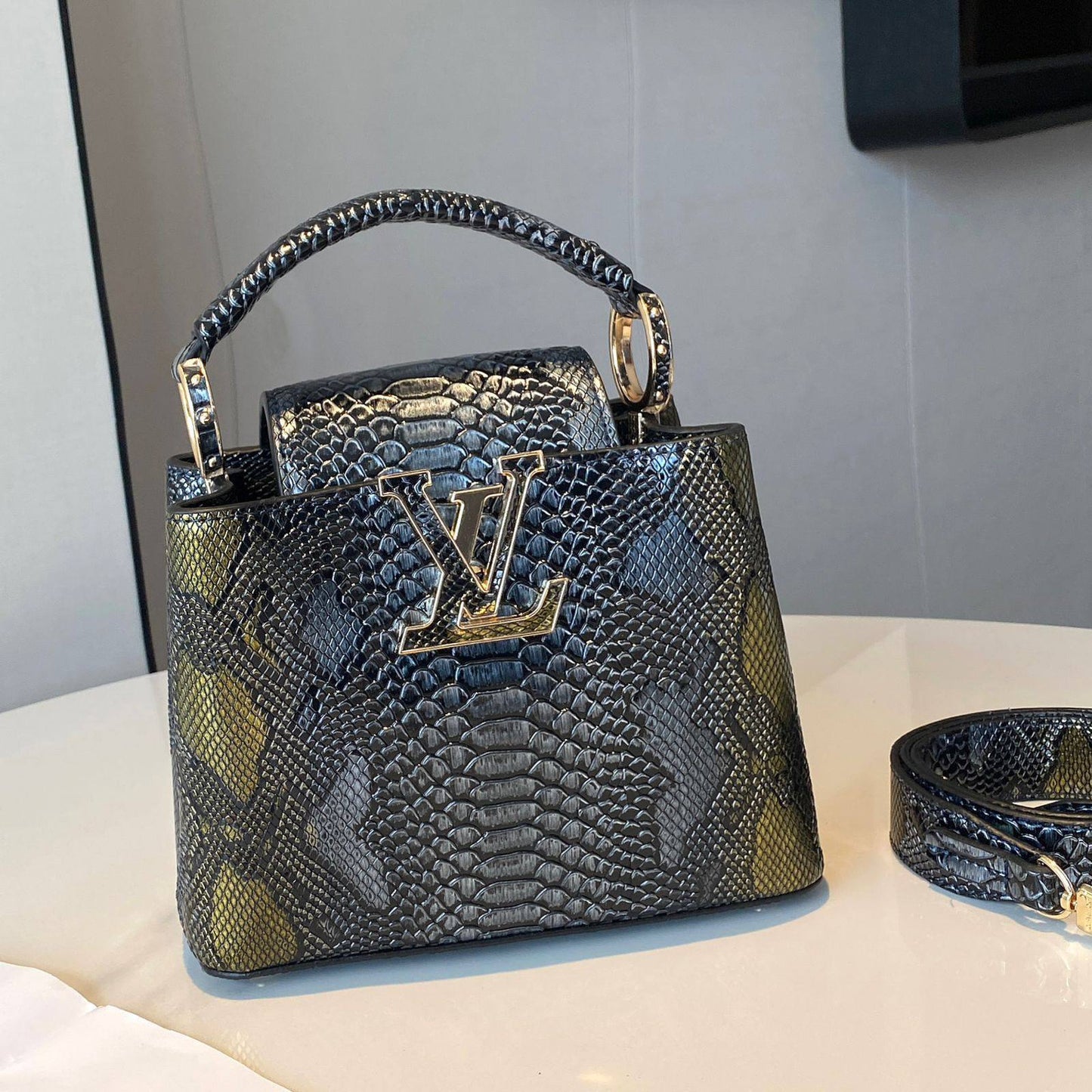 LV 

NEW CAME HIGH QUALITY 

WITH BOX 
🎁🎁🎁

140 dhs❣️

Zain39
♥️♥️♥️