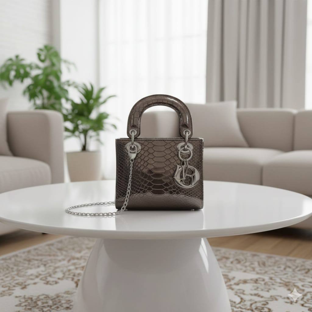 CHRISTIAN LADY DIOR
ɢʟᴏssʏ ᴄʀᴏᴄᴏᴅɪʟᴇ ʟᴇᴀᴛʜᴇʀ
sɪʟᴠᴇʀ ʜᴀʀᴅᴡᴀʀᴇ
ᴡɪᴛʜ ʟᴏɴɢ ᴄʜᴀɪɴ sʟɪɴɢ
sɪᴢᴇ : 17 cm
ᴡɪᴛʜ BOX
🎁🎁🎁

95 dhs🪙🌺

Zain31
♥️♥️♥️