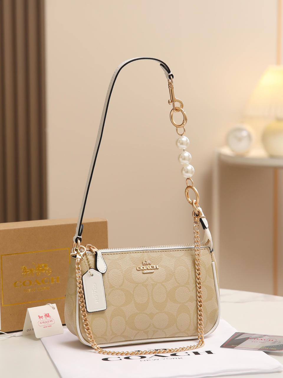 Coach

Best quality

With box’s
🎁🎁🎁

90 dhs❤️
size 18cm

Zain158
♥️♥️♥️