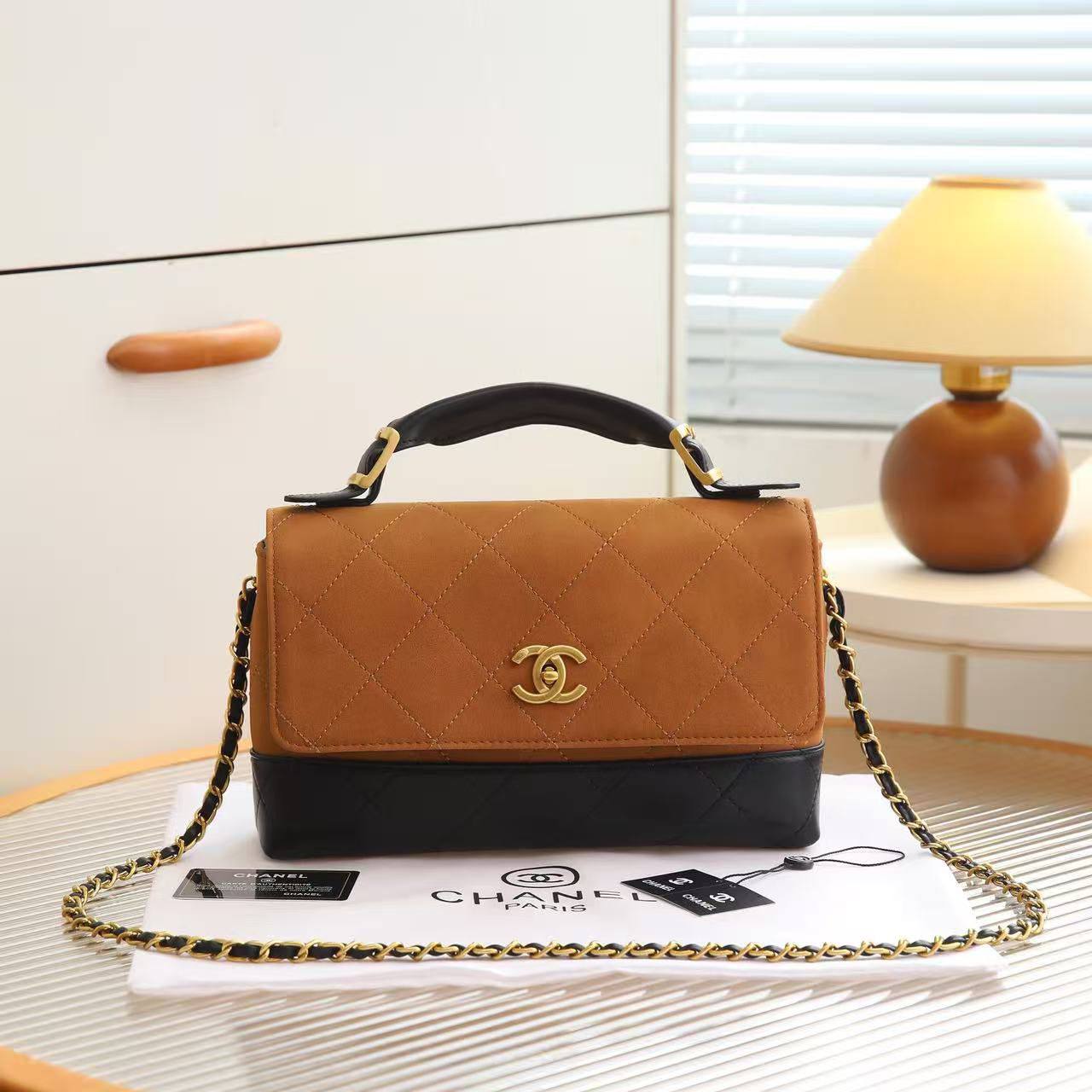 Chanel
110 dhs🪙🌨️

SIZE：28×18×10cm
Good quality

 with box
🎁🎁🎁

Zain35
♥️♥️♥️