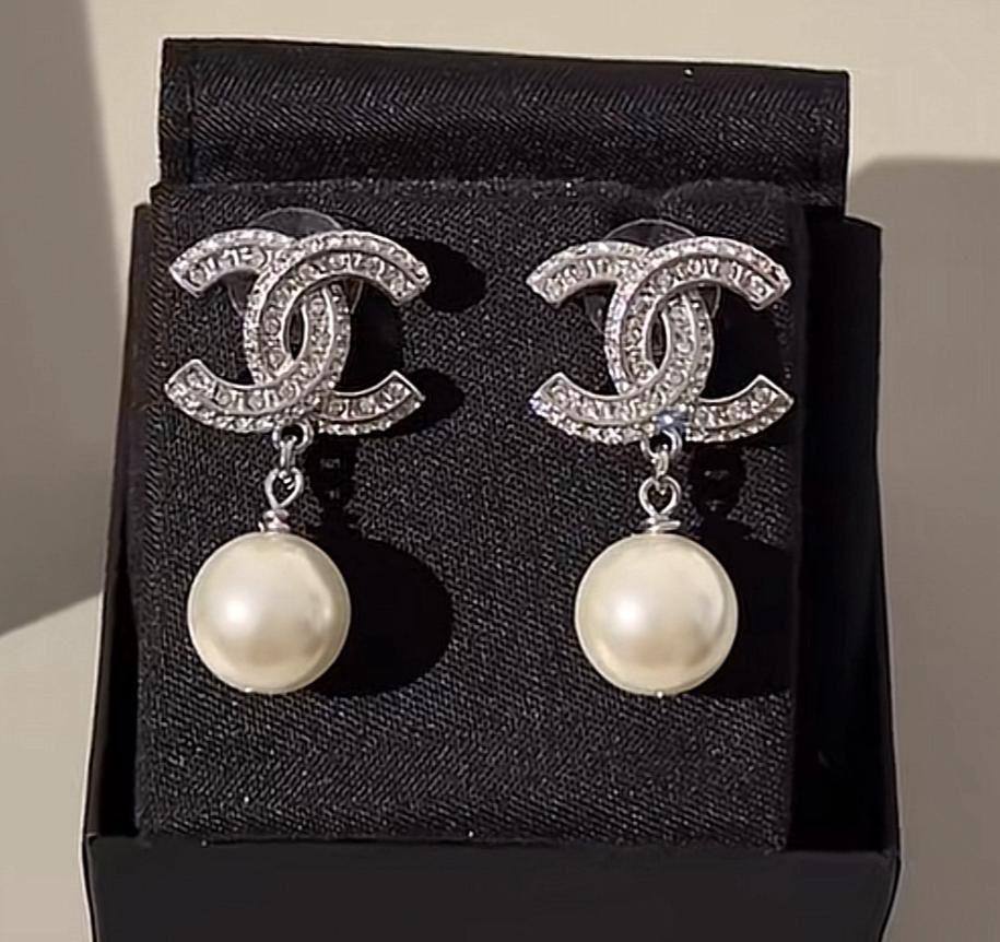Chanel Earrings* 💎
Master quality 🎉

45 dhs❤️
normal box 📦

Zain48
♥️♥️♥️