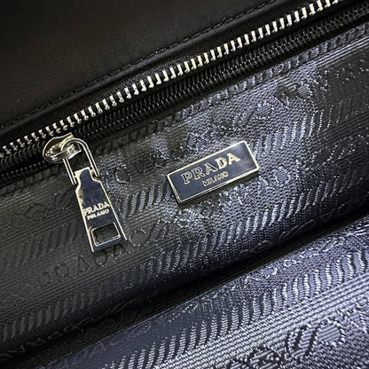PRADA TRAVELING BAG 
COPY ONE NEW CAME 
150 dhs✅
SIZE: 45 CM

Zain39 
♥️♥️♥️
