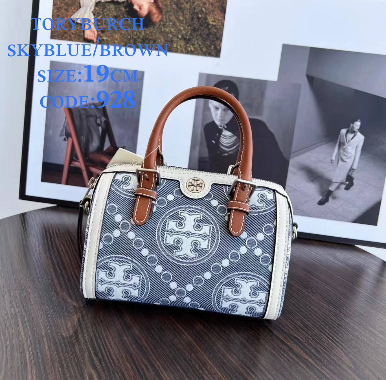 Tory Burch
ᴍɪɴɪ ʙᴀʀʀᴇʟ ʙᴀɢ 
ᴛᴏᴘ ʜᴀɴᴅʟᴇ ᴄʀᴏssʙᴏᴅʏ ʙᴀɢ

ᴡɪᴛʜʙᴏx
🎁🎁🎁

ʟᴇᴀᴛʜᴇʀ 
sɪᴢᴇ:19ᴄᴍ
90 dhs🪙🖤

Zain56
♥️♥️♥️