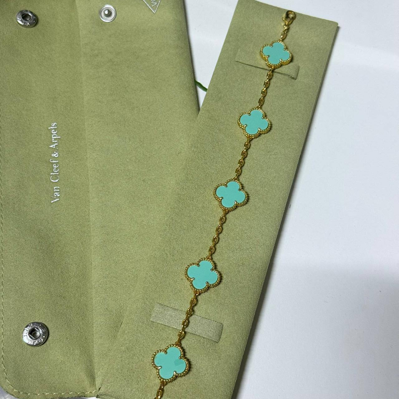 VCA 
Bracelet 🦋
Master quality 💯
With normal boxes 🗃️ 
75 dhs✅

With master box 📦 
120 dhs✅

Zain216
♥️♥️♥️