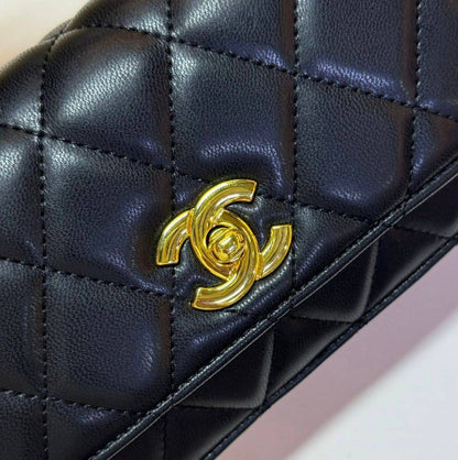 CHANEL 

GOOD QUALITY 

WITH BOX 
🎁🎁🎁

110 dhs✅
SIZE : 20 cm

Zain39
♥️♥️♥️