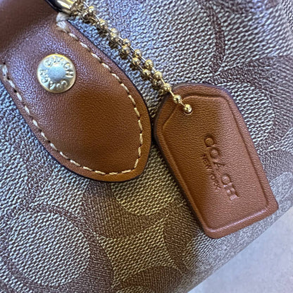 COACH 
HIGH QUALITY 
WITH BOX 
120 dhs💓
25cm

Zain39
♥️♥️♥️