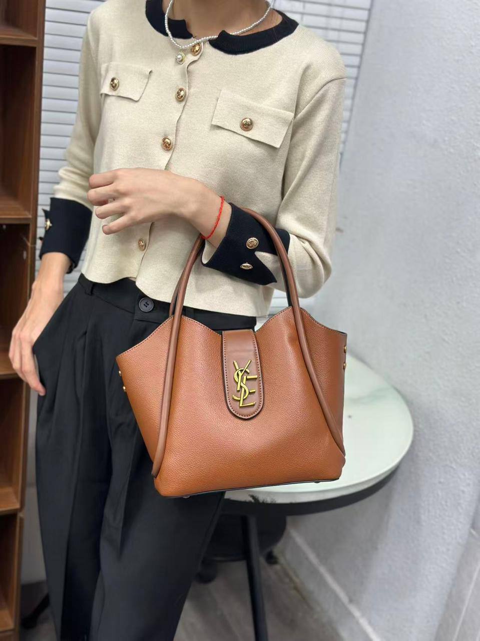 YSL
120 dhs✅
Size 25cm

Zain161
♥️♥️♥️