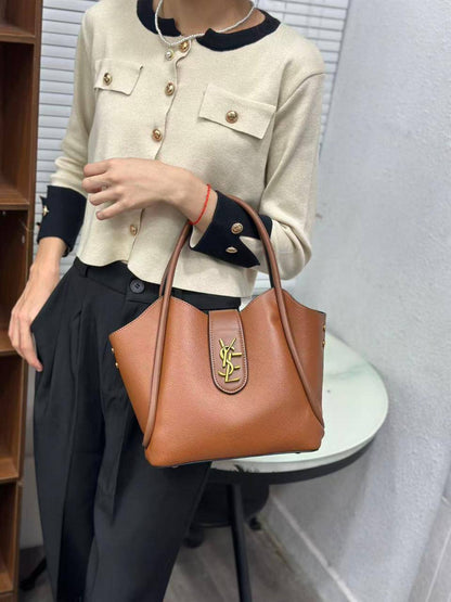 YSL
120 dhs✅
Size 25cm

Zain161
♥️♥️♥️