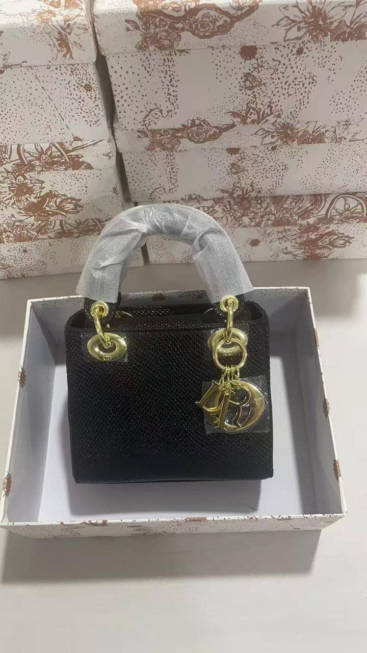 ❤️Lady Dior rare materials
1️⃣ First quality +🎁
Size : 18 * 14 * 7 cm
115 dhs❣️
with box 🎁

Zain115
♥️♥️♥️