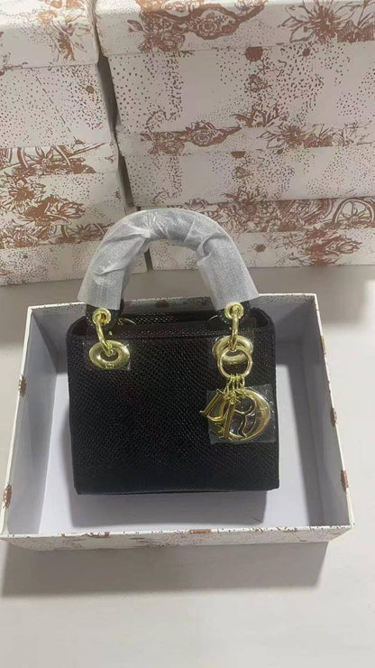 ❤️Lady Dior rare materials
1️⃣ First quality +🎁
Size : 18 * 14 * 7 cm
115 dhs❣️
with box 🎁

Zain115
♥️♥️♥️