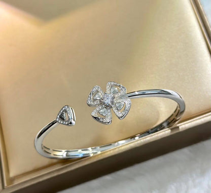 BVLGARI ❤️‍🔥*
Bangle 💥
Master quality 💯
With normal boxes 🗃️ 
65 dhs✅
With master box 📦 
110 dhs✅

Zain216
♥️♥️♥️