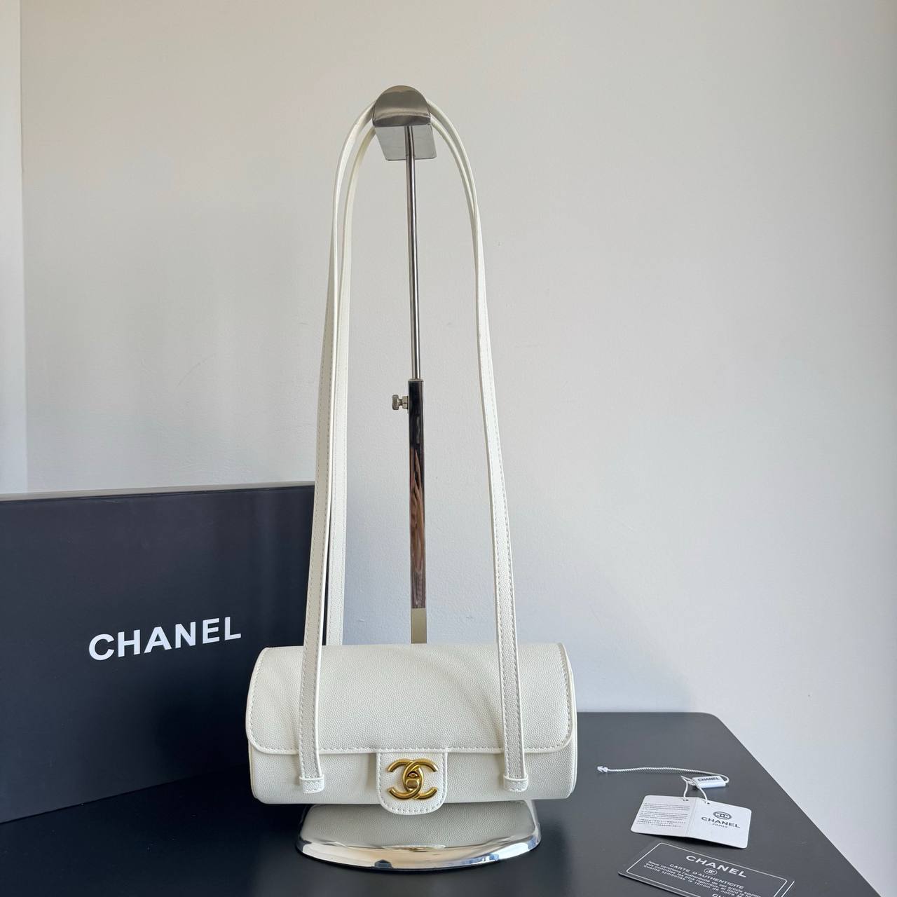 CHANEL
Best quality 
with box
120 dhs💓
size 20CM

Zain120
♥️♥️♥️