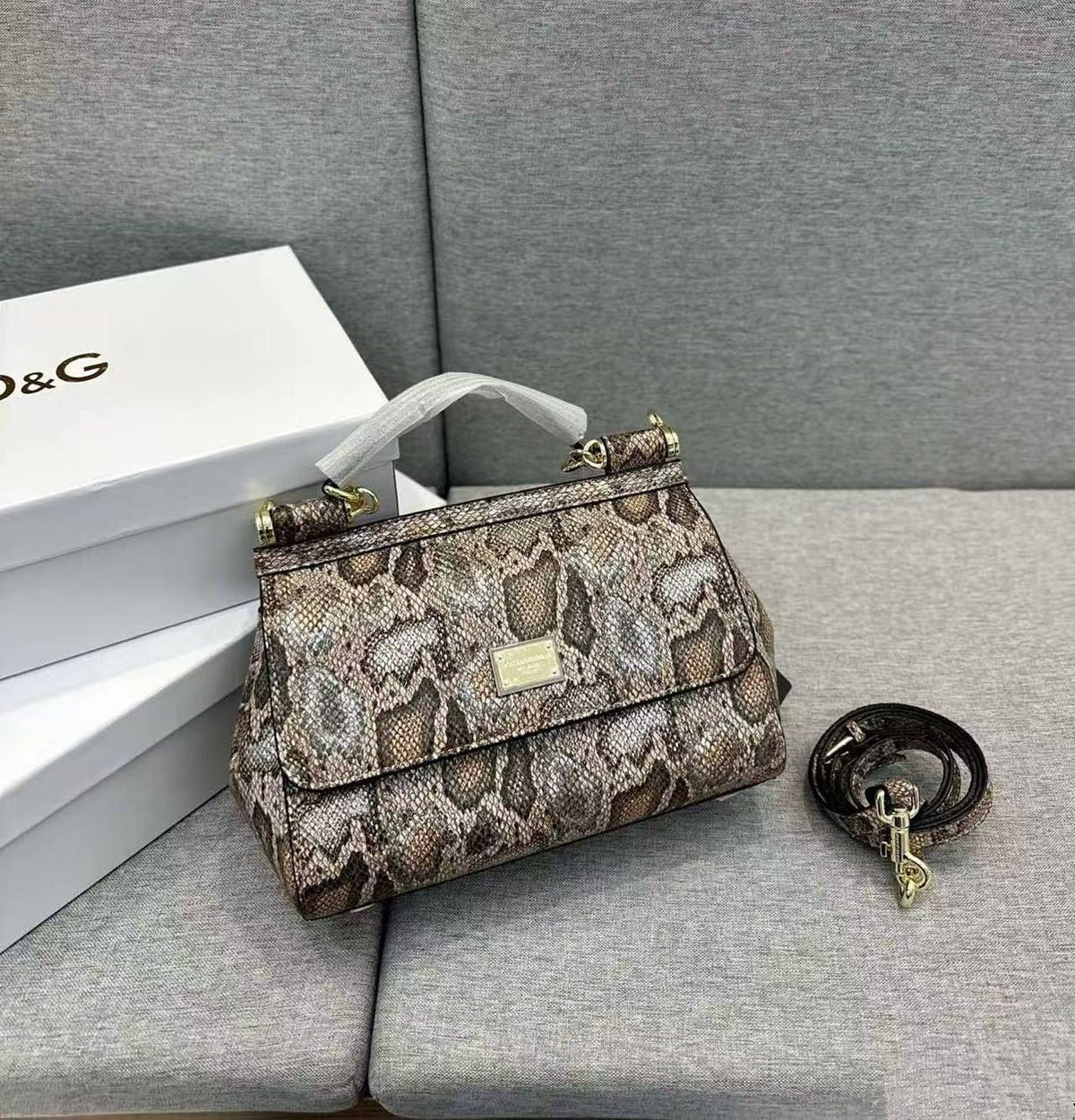 D&G
copy one restock 
with box 
🎁🎁🎁

190 dhs🪙💚

Zain39
♥️♥️♥️