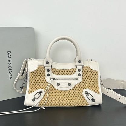 Balenciaga 💕💕
Master
30cm🥰 
340 dhs✅

Zain297
♥️♥️♥️