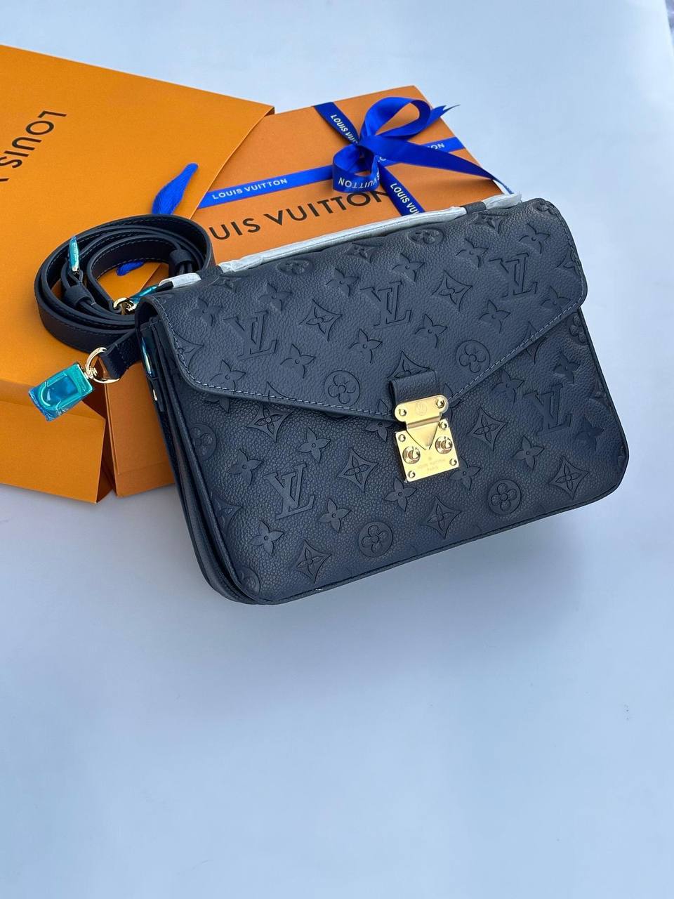 LV
90 dhs💓
With box
25 cm

Zain219
♥️♥️♥️