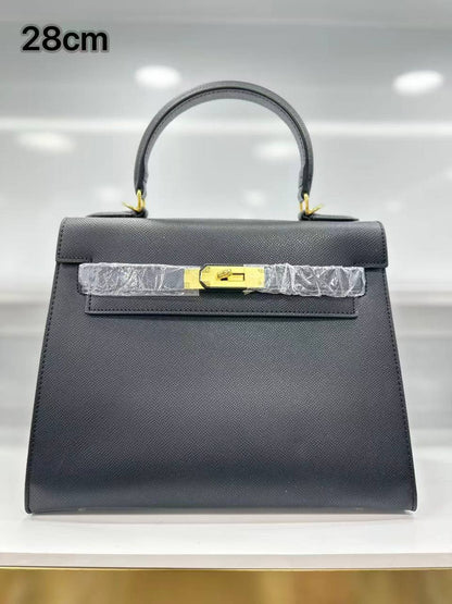Hermes 
 28 cm 
good quality 
105 dhs❣️

Zain278
♥️♥️♥️