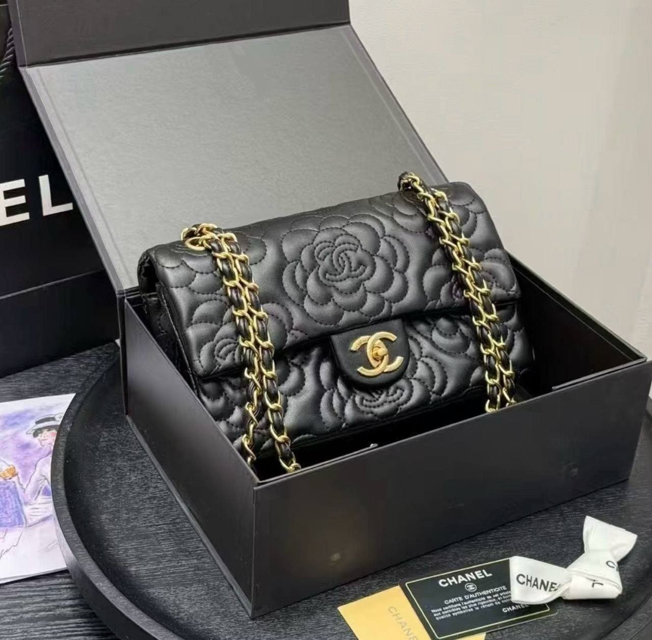 CHANEL 
NEW CAME GOOD QUALITY 
WITH BOX 
🎁🎁🎁

115 dhs🪙🌨️

Zain39
♥️♥️♥️
