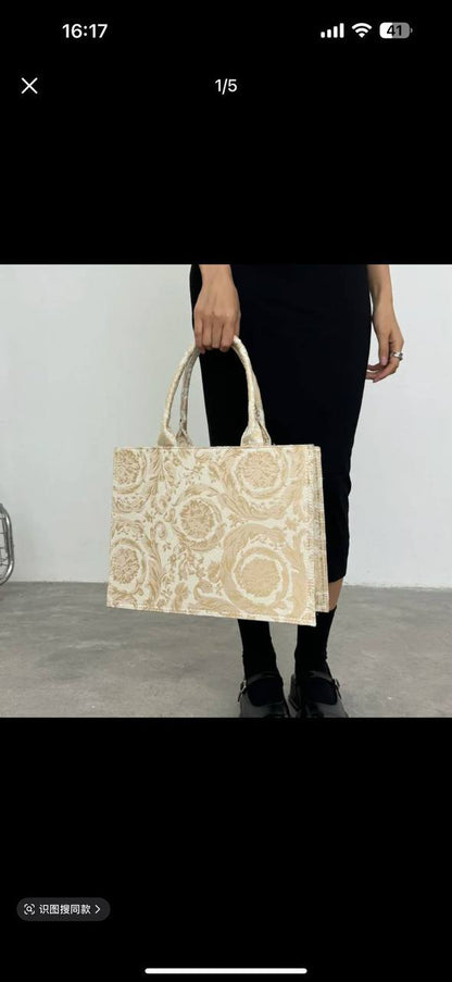 VERSACE  
NEW DESIGN GOOD QUALITY 
105 dhs🪙🌨️

Zain39
♥️♥️♥️