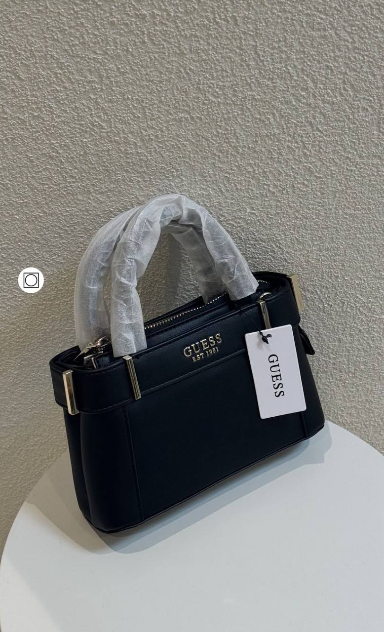 Guess
105 dhs🇦🇪🇦🇪
High-quality with box

Zain35
♥️♥️♥️